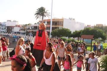 Un pasacalles anima a Melenara a vivir sus fiestas (Foto Briand Rodríguez)